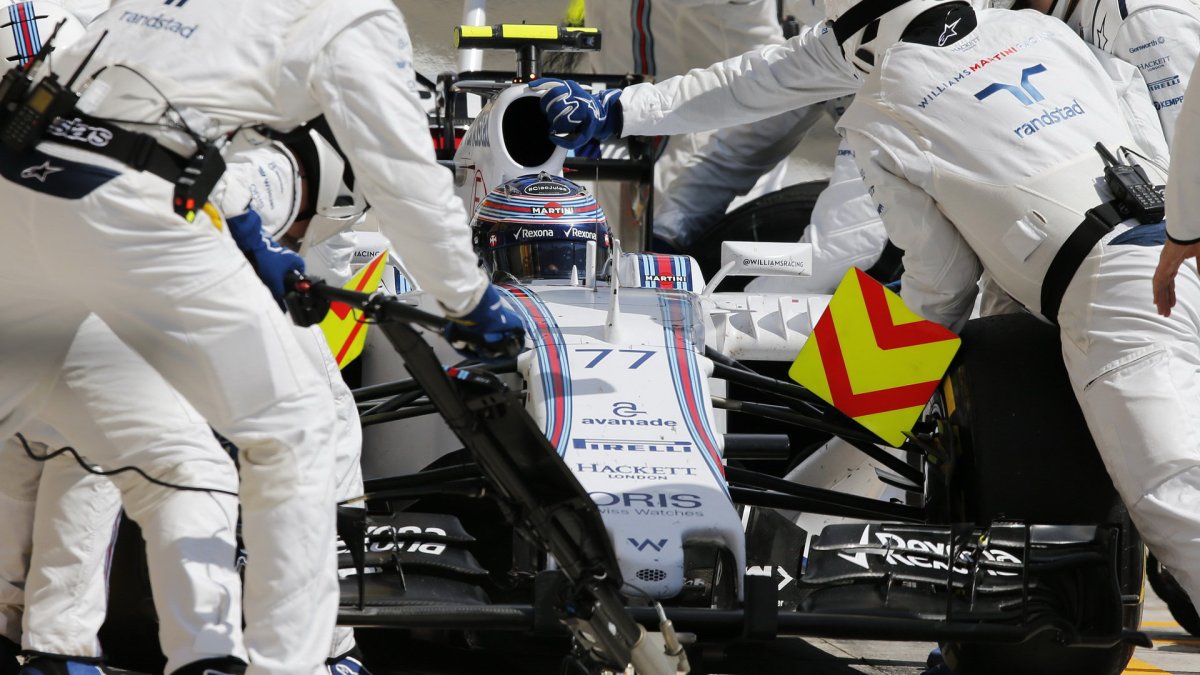 Bottas pří výměně pneumatik