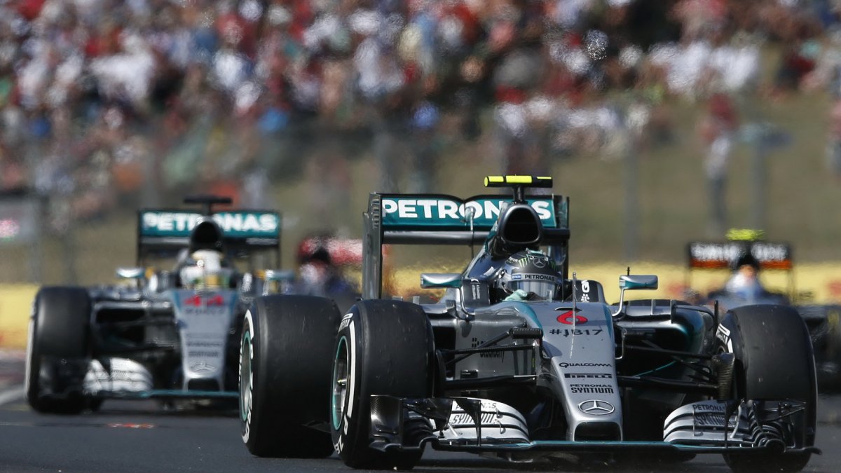 Rosberg před týmovým kolegou Hamiltonem