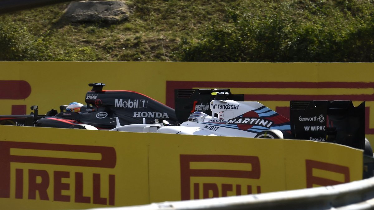 Bottas se lepí na Alonsa