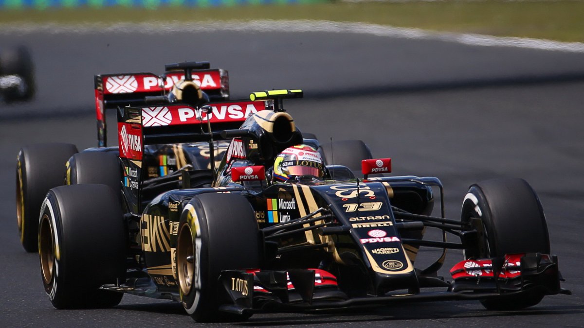 Maldonado před týmovým kolegou Grosjeanem