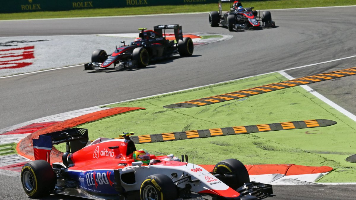 Roberto Merhi před vozy McLarenu, GP Itálie (Monza)