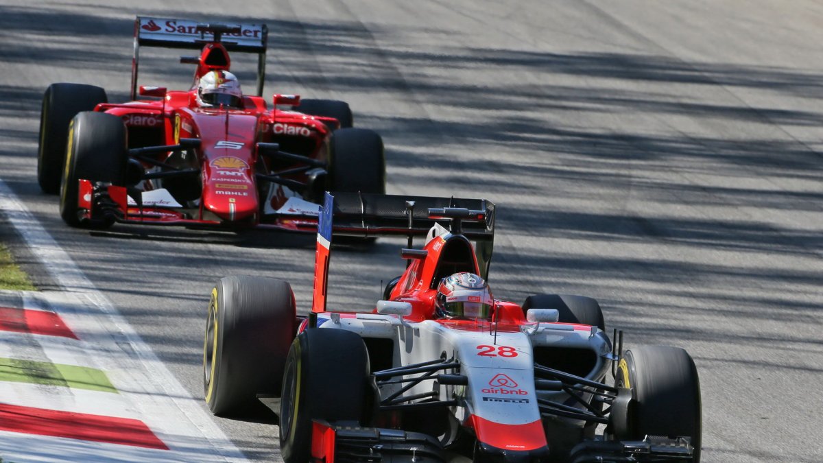 Will Stevens před Sebastianem Vettelem, GP Itálie (Monza)