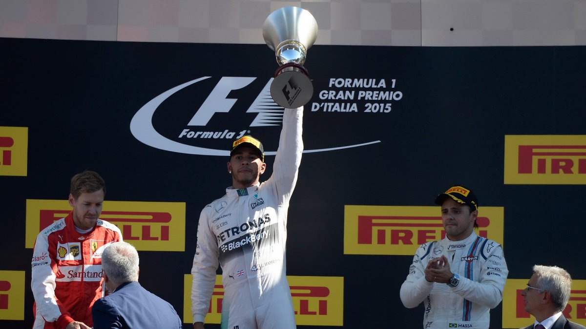 Lewis Hamilton s vítěznou trofejí, GP Itálie (Monza)
