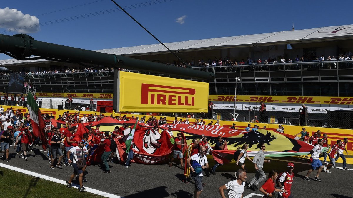Tifosi utíkají k pódiu, GP Itálie (Monza)