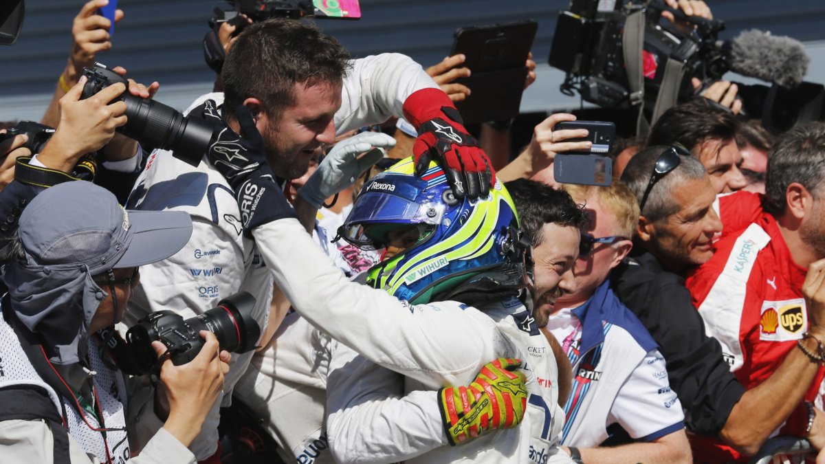 Felipe Massa se raduje s mechaniky z třetího místa, GP Itálie (Monza)