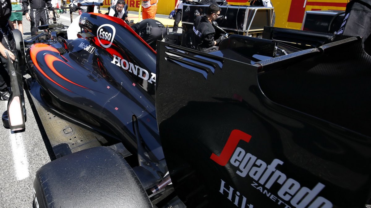 Vůz McLaren MP4-30 Honda na startovním roštu, GP Itálie (Monza)