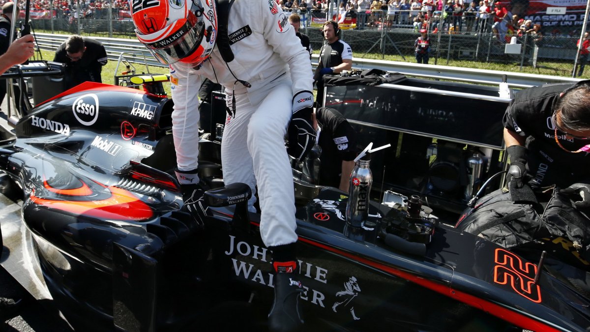 Jenson Button se připravuje na startovním roštu, GP Itálie (Monza)