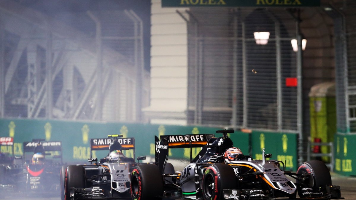 Nico Hülkenberg před Sergiem Pérezem, GP Singapuru (Singapur)