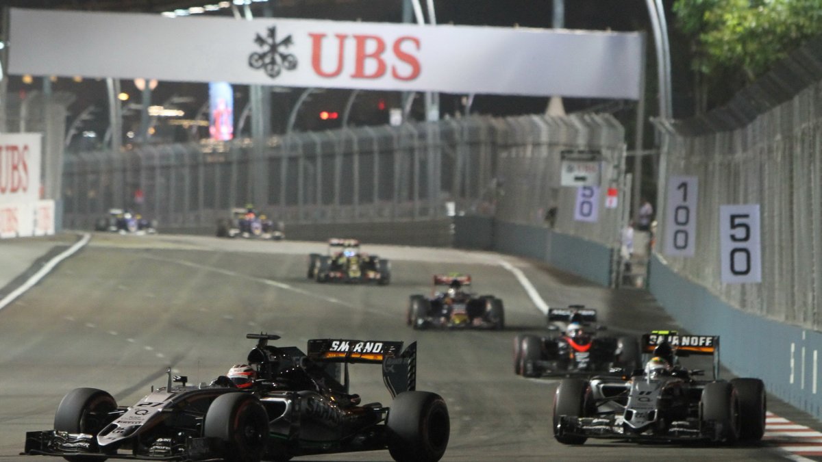 Nico Hülkenberg před Sergiem Pérezem, GP Singapuru (Singapur)