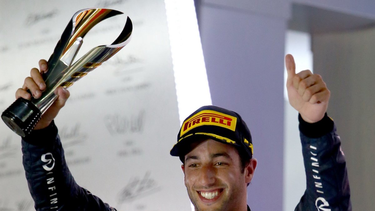 Daniel Ricciardo se svou trofejí, GP Singapuru (Singapur)