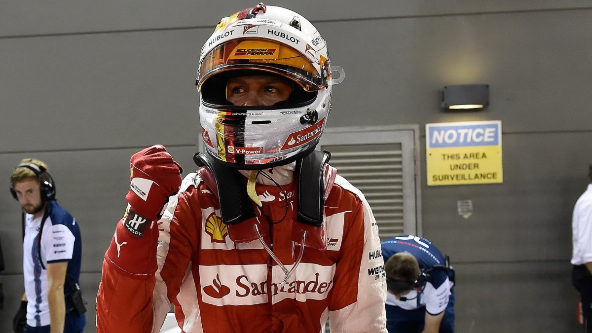 Sebastian Vettel se raduje z pole position v kvalifikaci, GP Singapuru (Singapur)