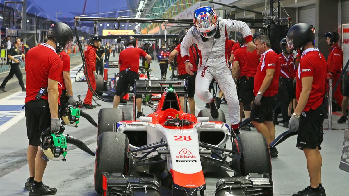 Will Stevens vyskakuje z vozu, GP Singapuru (Singapur)