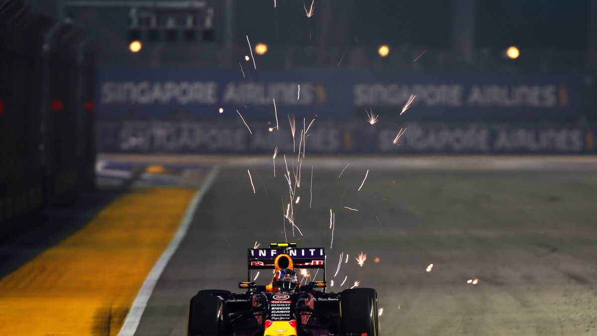 Daniil Kvjat hází jiskry v pátečním tréninku, GP Singapuru (Singapur)