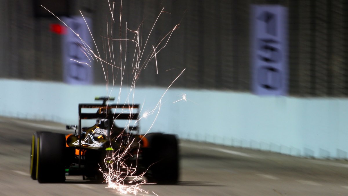 Sergio Pérez hází jiskry při otevřeném DRS, GP Singapuru (Singapur)