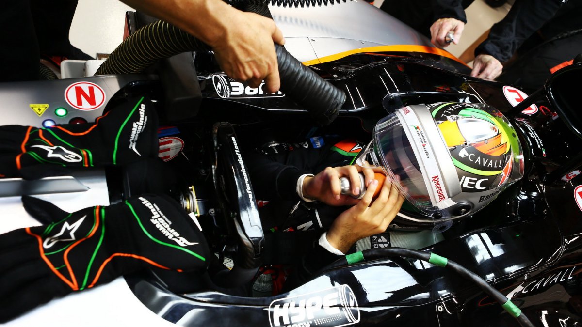 Sergio Pérez se chladí v kokpitu, GP Singapuru (Singapur)