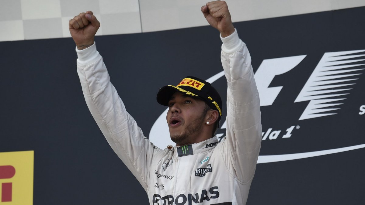 Lewis Hamilton se raduje na pódiu v Suzuce