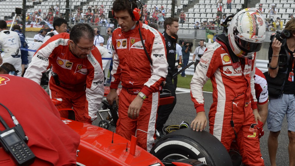 Sebastian Vettel kontroluje pneumatiky před startem v Suzuce