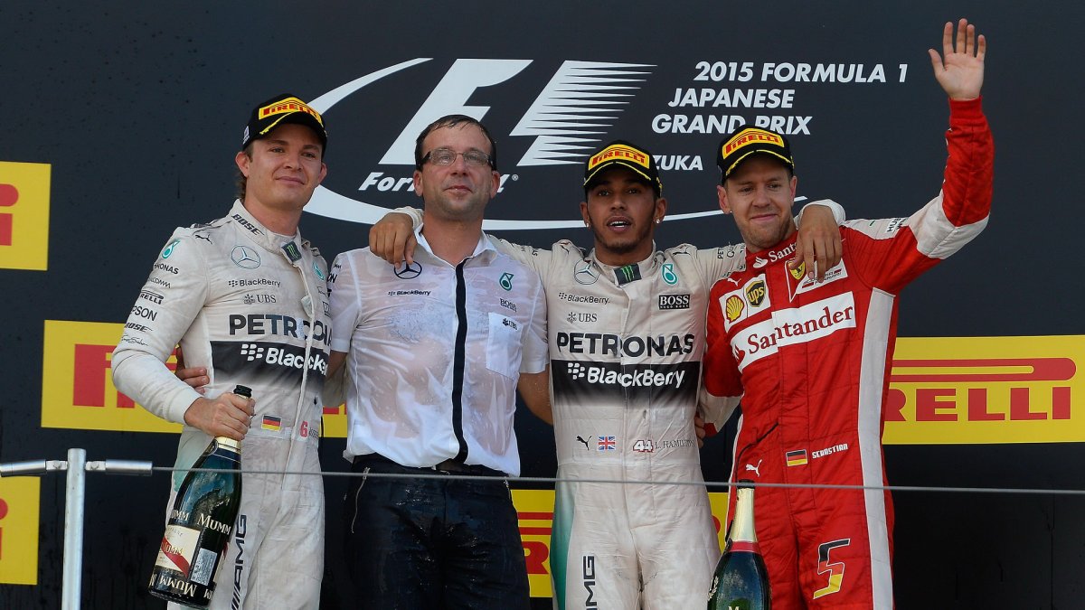 Vitězové na pódiu v Suzuce