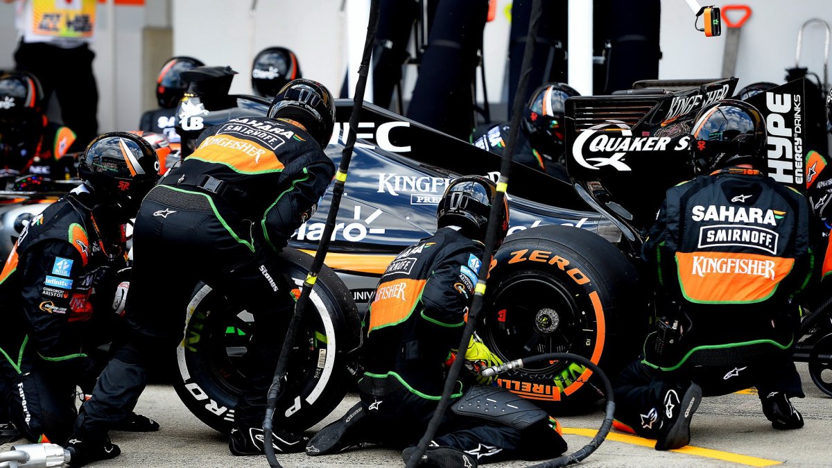 Nico přezouvání pneumatik v Suzuce