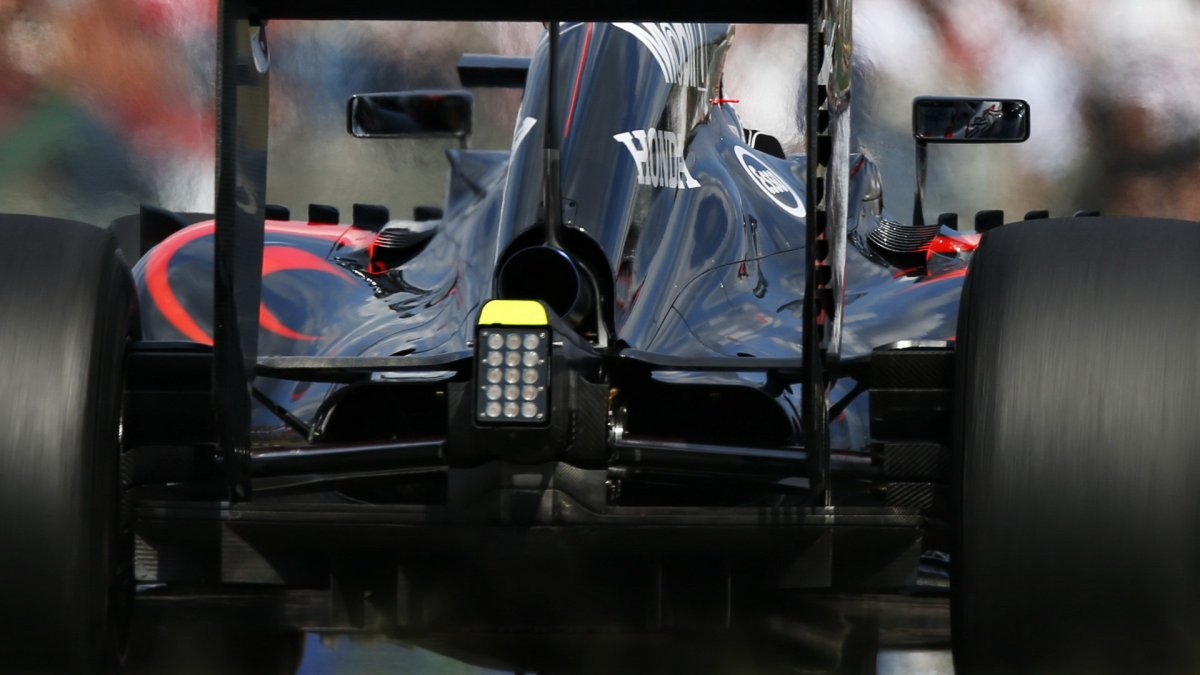 Zadní část vozu McLaren MP4-30 Honda v Suzuce
