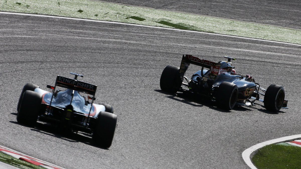 Pastor Maldonado před Nicem Hülkenbergem v Suzuce