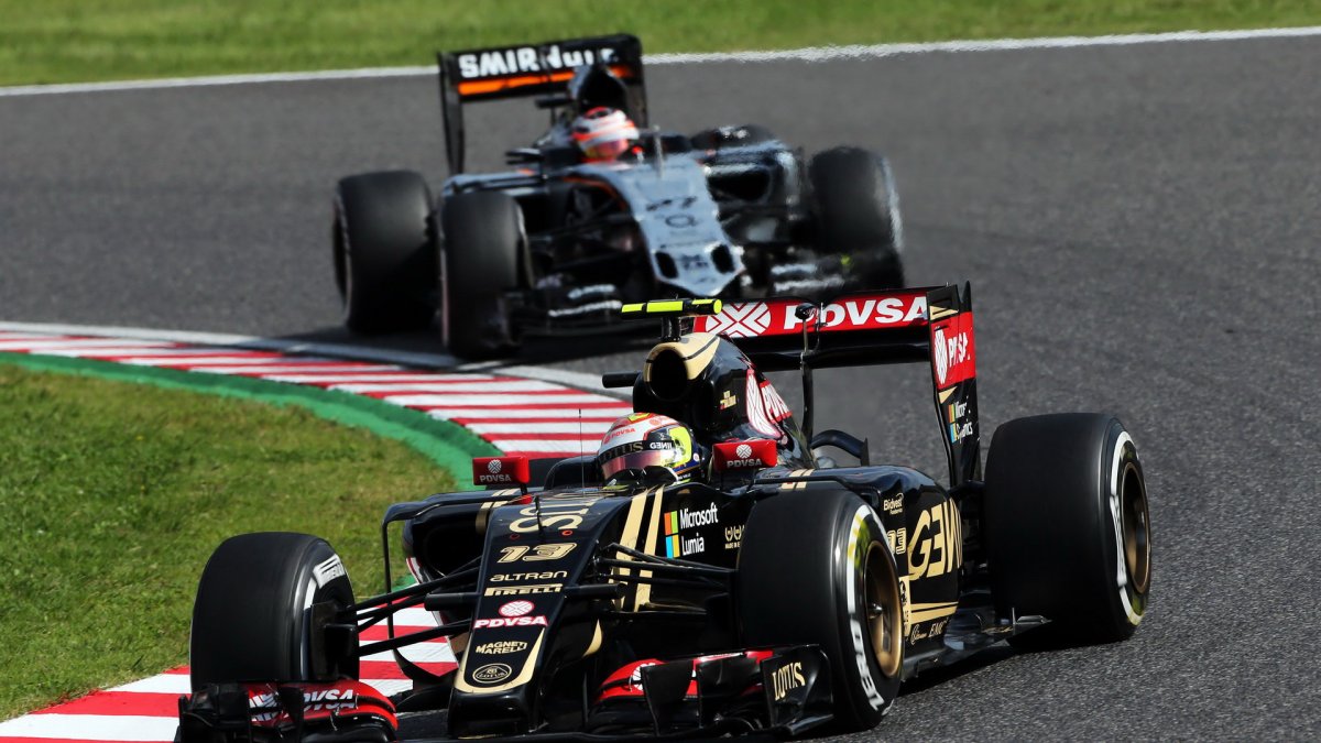 Pastor Maldonado před NicemHülkenbergem v Suzuce