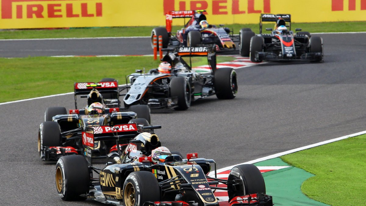 Romain Grosjean a Pastor Maldonado po startu v Suzuce