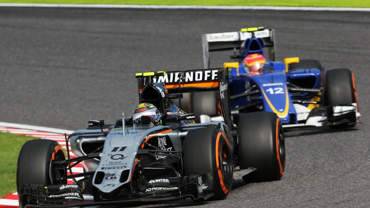 Sergio Pérez před Felipem Nasrem v Suzuce