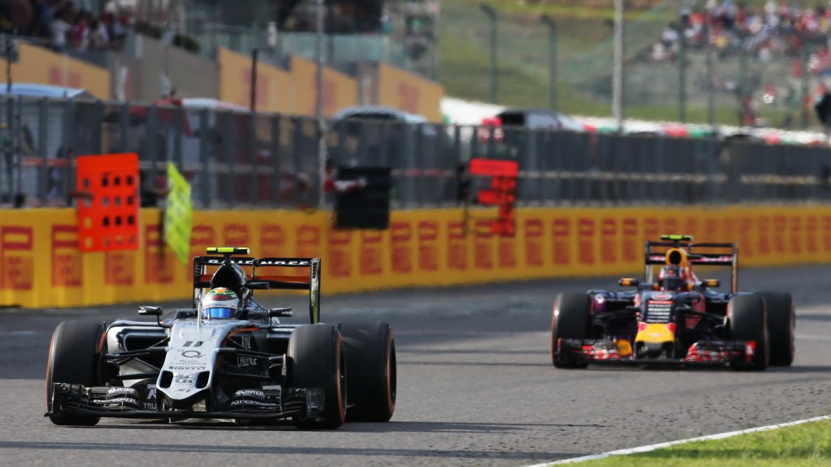 Sergio Pérez s použitím DRS v Suzuce