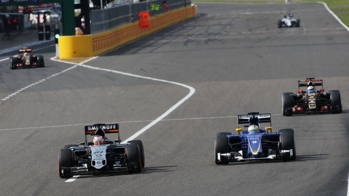 Nico Hülkenberg předjízdí Marcuse Ericssona v Suzuce