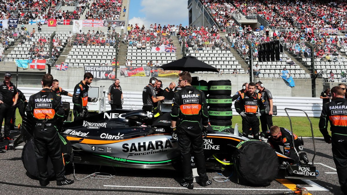 Vůz Force India VJM08 - Mercedes na startovním roštu v Suzuce