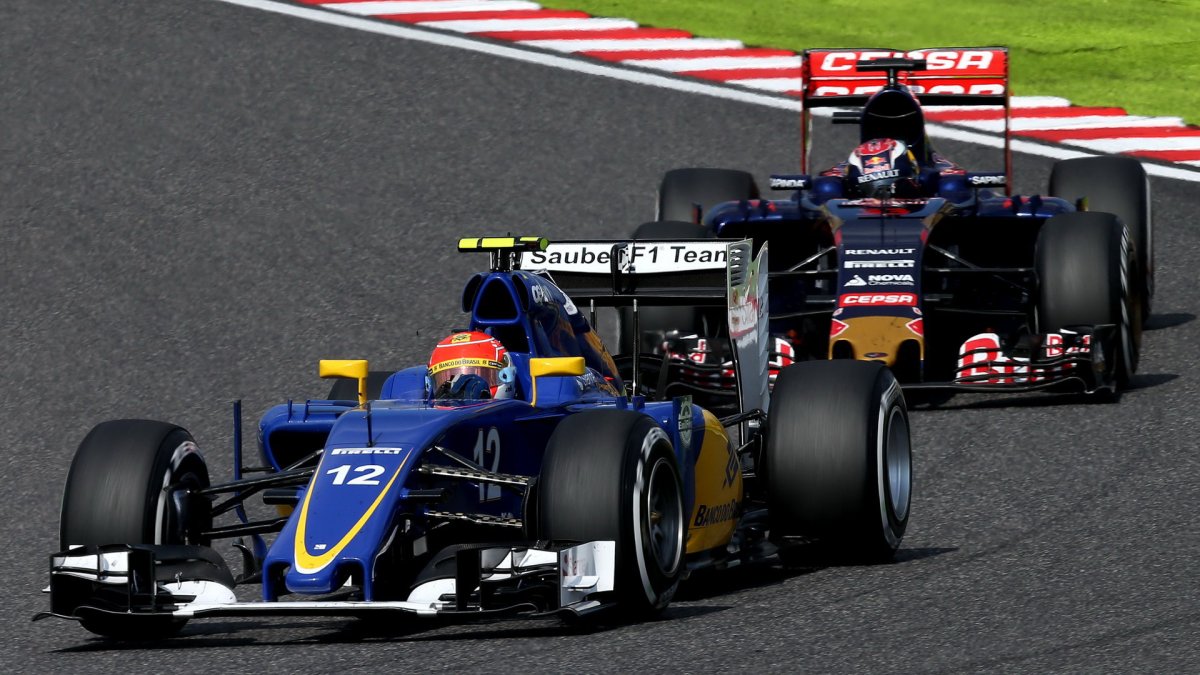 Felipe Nasr před Maxem Verstappenem v Suzuce