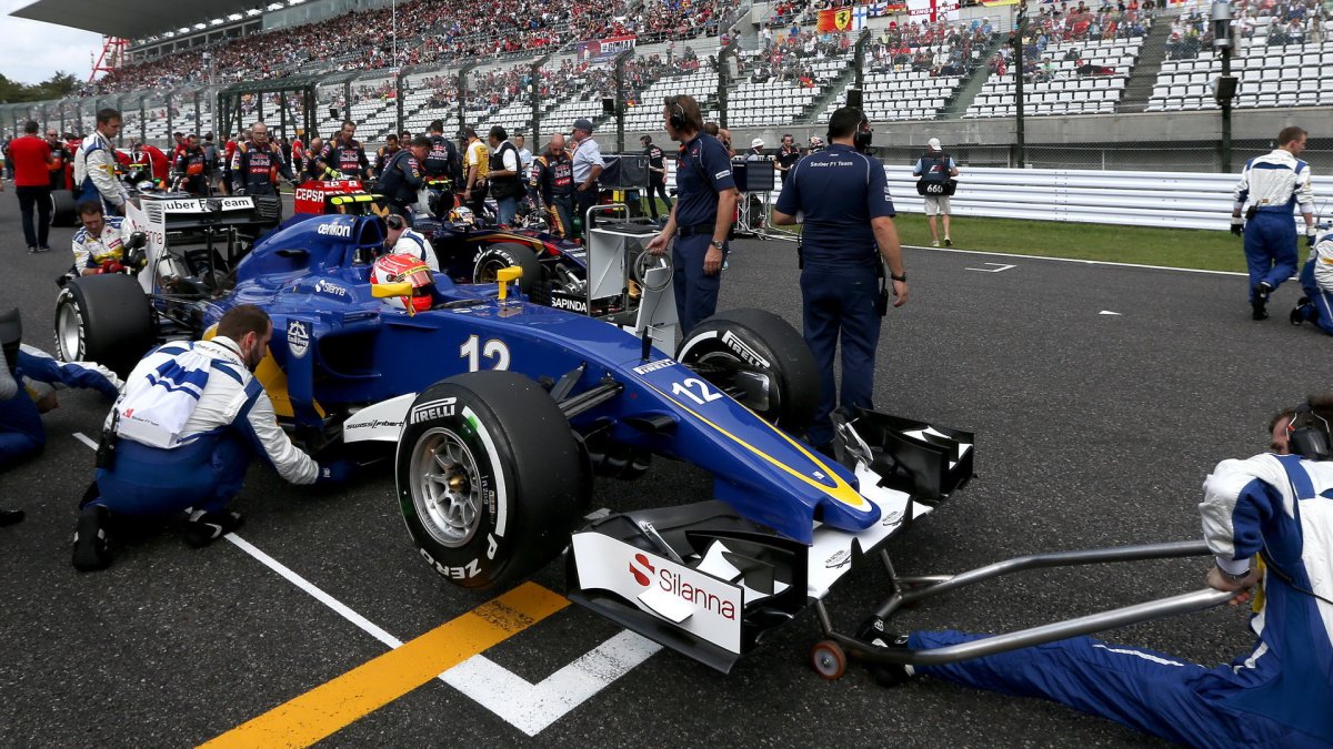 Felipe Nasr na startovním roštu v Suzuce