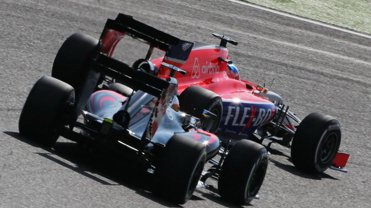 Will Stevens před Fernandem Alonsem v Suzuce