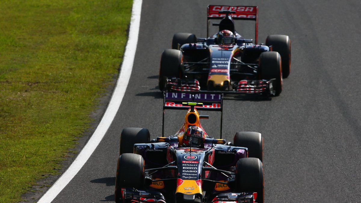 Max Verstappen za Daniilem Kvjatem v Suzuce