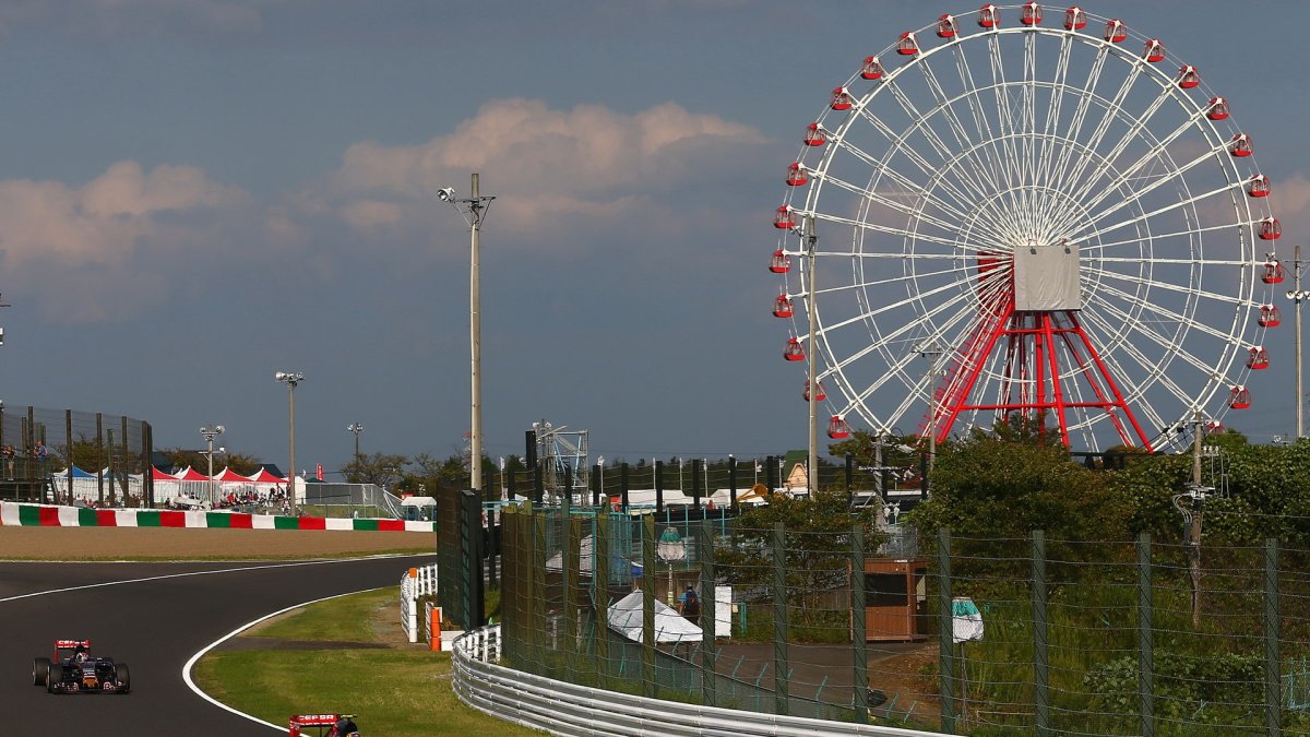 Carlos Sainz a Max Verstappen v Suzuce