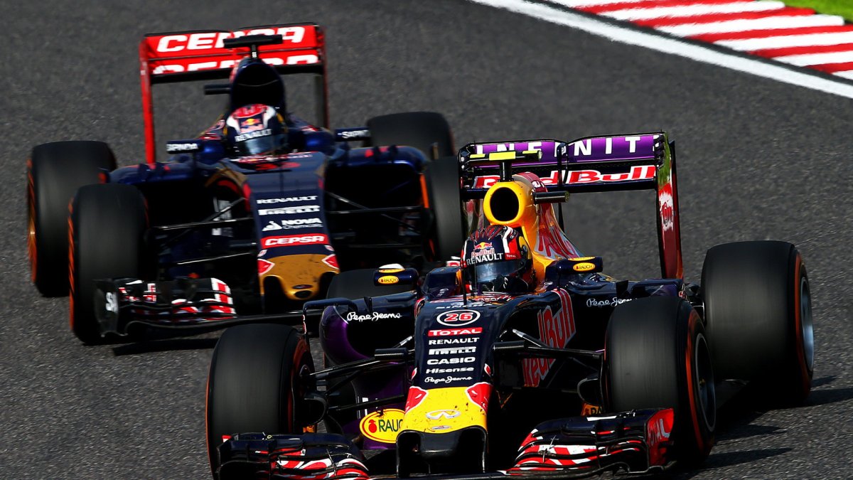 Max Verstappen za Daniilem Kvjatem v Suzuce