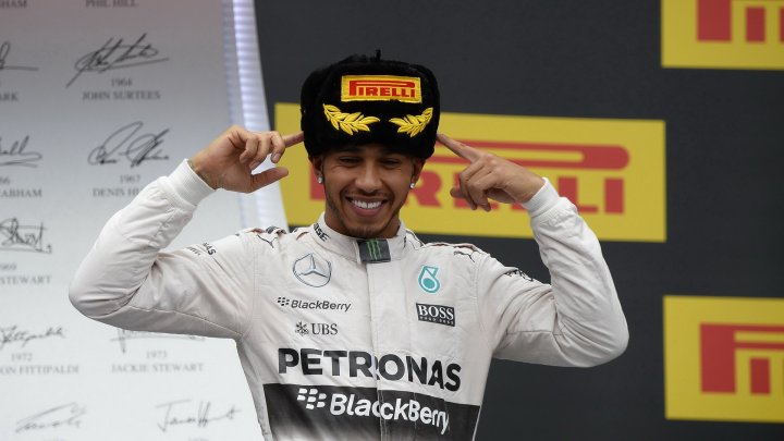 Lewis Hamilton na pódiu v Soči