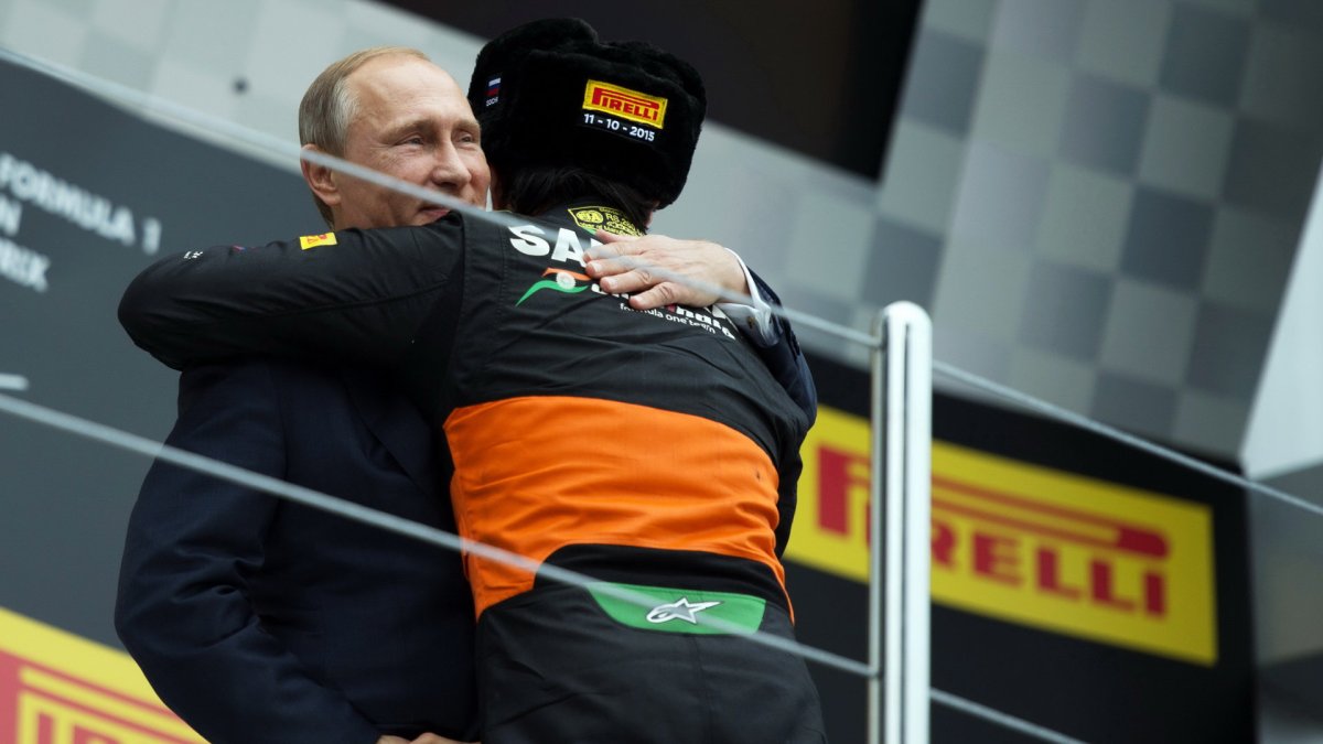 Sergio Pérezovi gratuluje i samotný prezident Ruska Putin v Soči