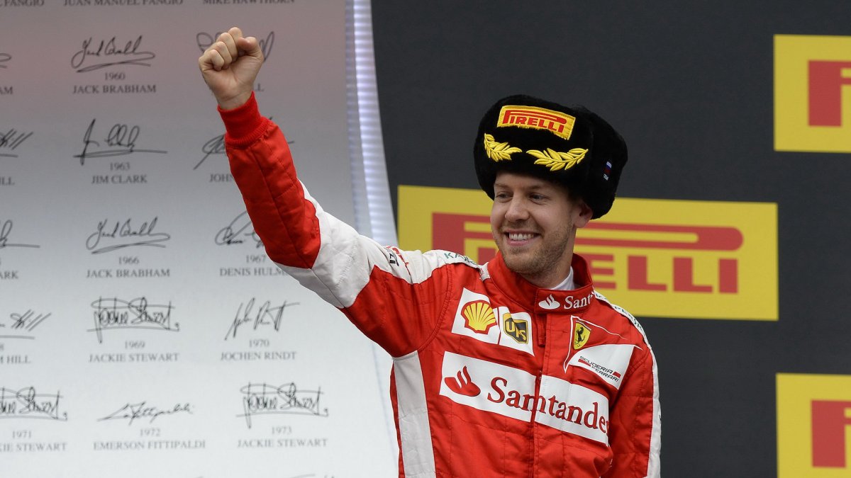 Sebastian Vettel na pódiu v Soči