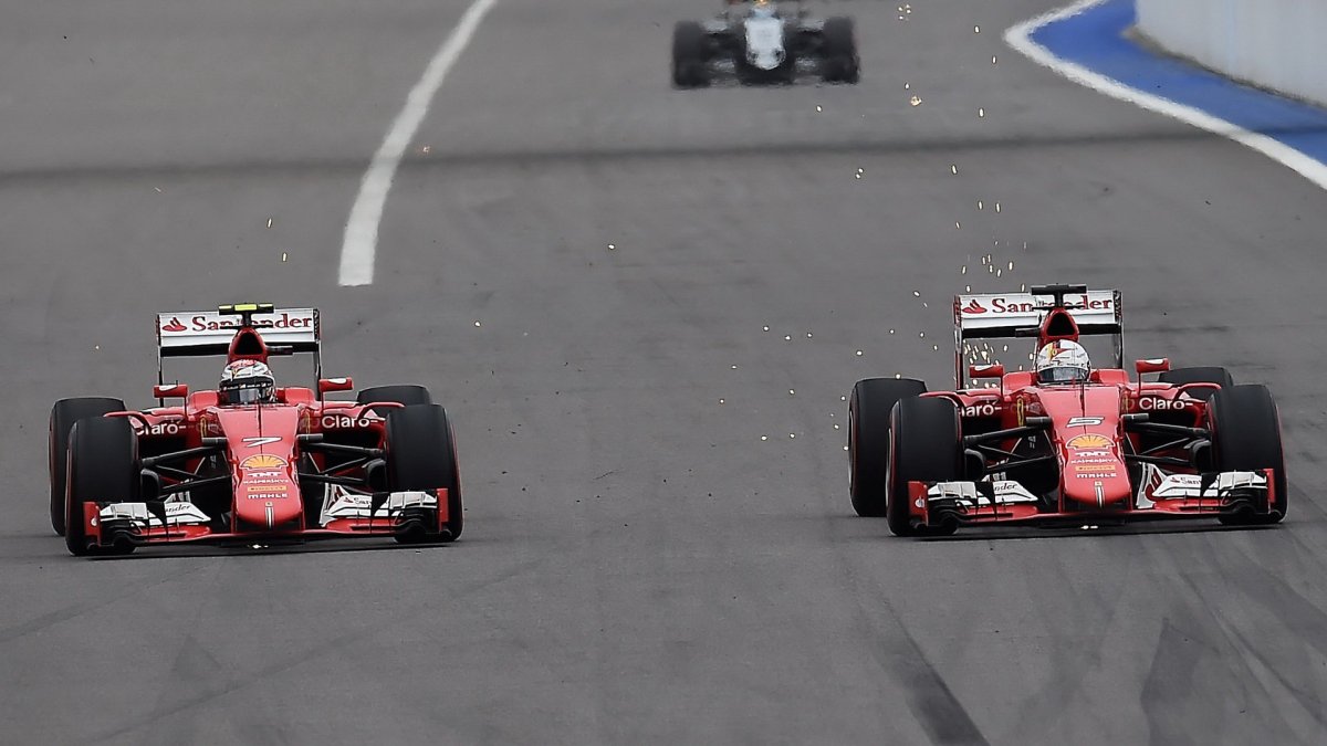 Sebastian Vettel předjíždí Kimiho Räikkönena v Soči
