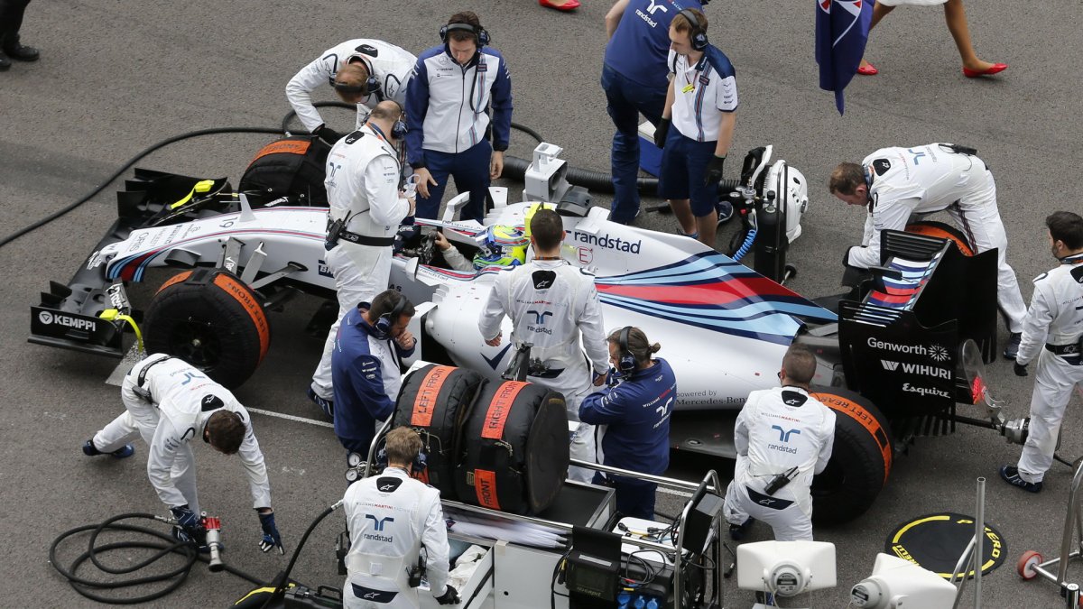 Felipe Massa se připravuje na startovním roštu v Soči