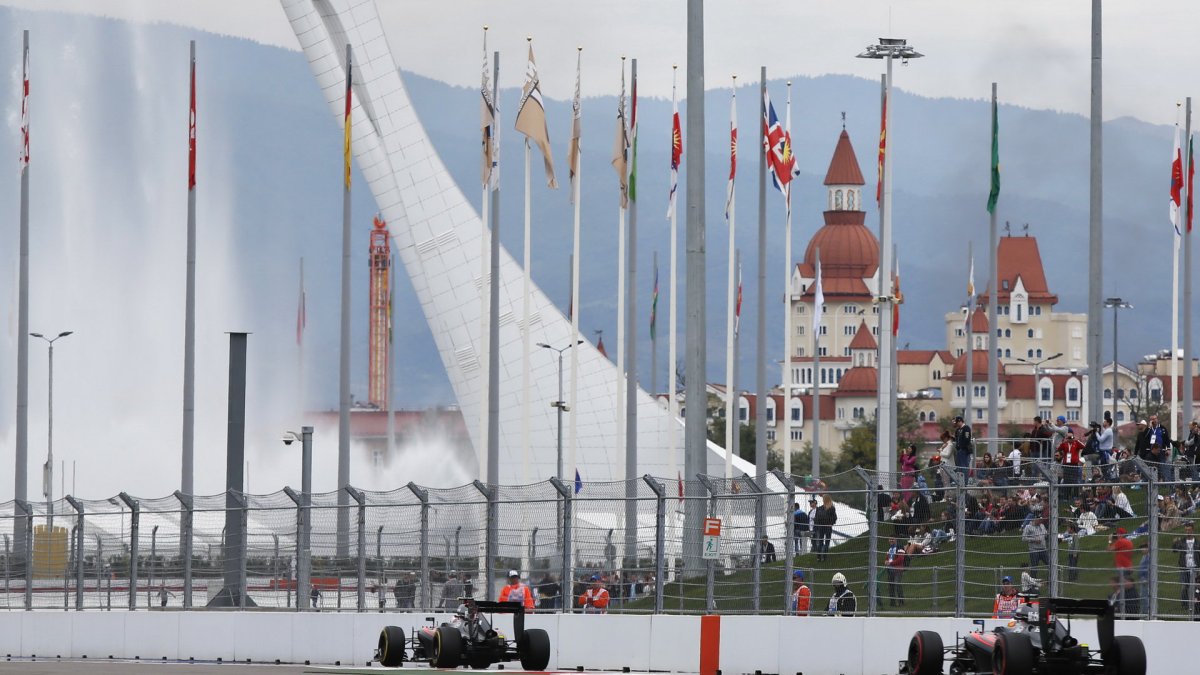 Jenson Button a Fernando Alonso v Soči