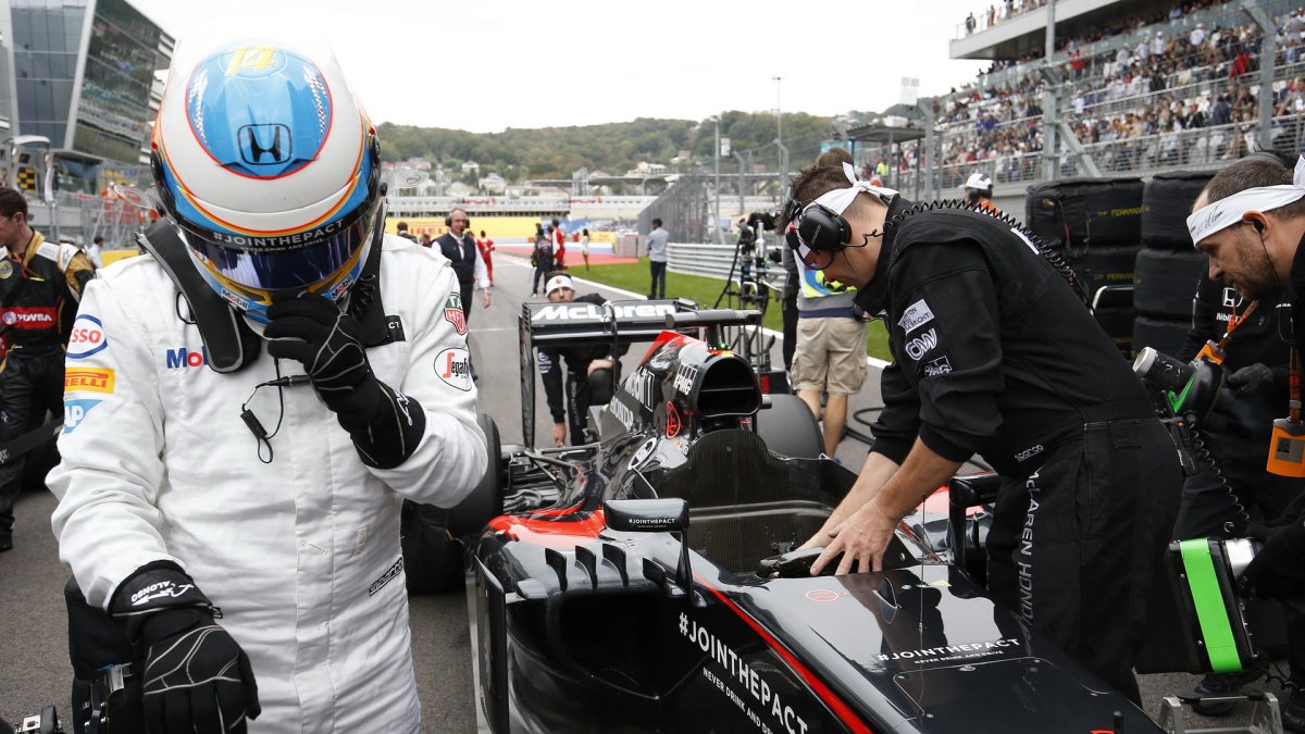 Fernando Alonso na startovním roštu v Soči