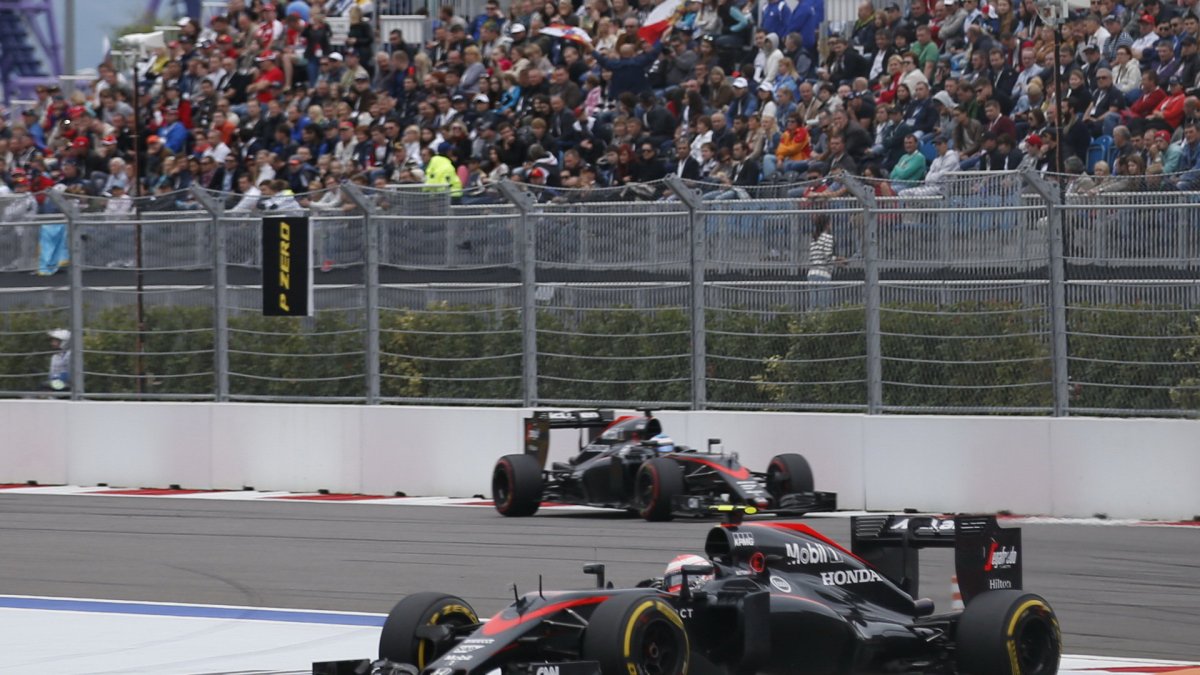 Jenson Button a Fernando Alonso v Soči