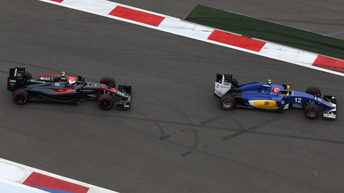 Felipe Nasr před Fernandem Alonsem v Soči