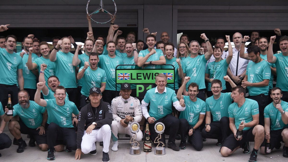 Oslavy titulu konstruktérů u týmu Mercedes v Soči