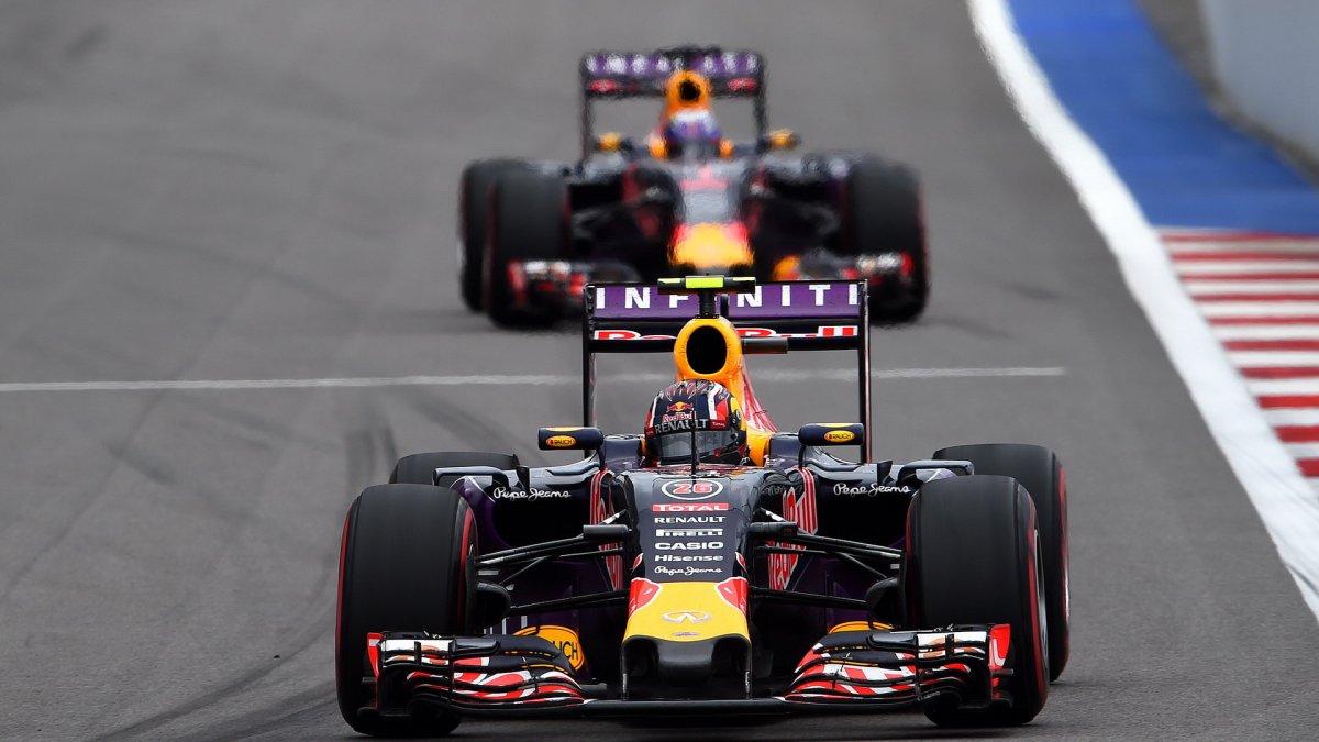 Daniil Kvjat a Daniel Ricciardo v Soči