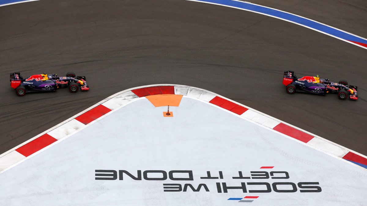 Daniil Kvjat a Daniel Ricciardo v Soči