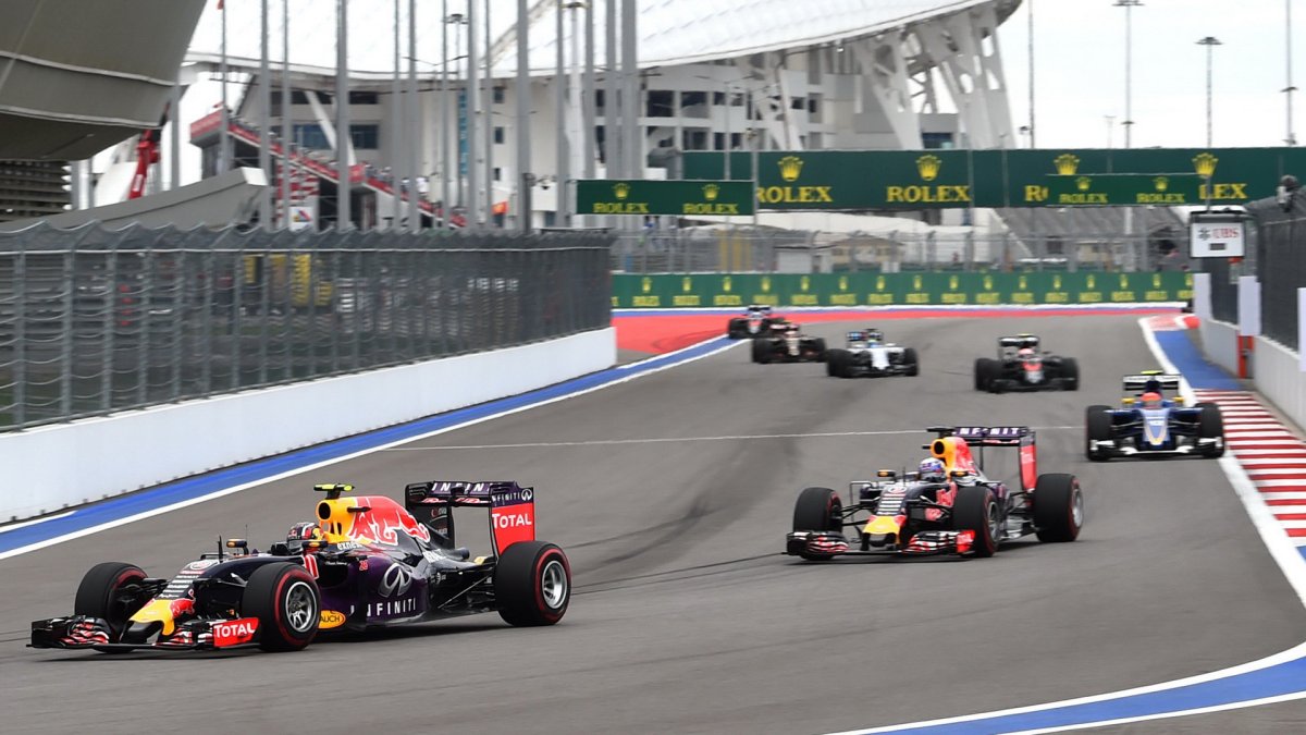 Daniil Kvjat a Daniel Ricciardo po startu v Soči